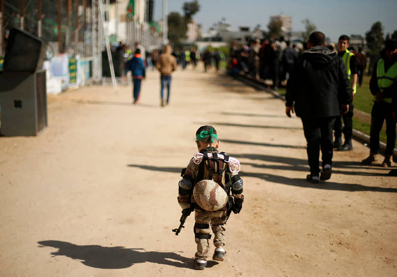 «Хамас» ведет активную идеологическую пропаганду среди населения и детей. Некоторое время работал сайт, в котором содержались призывы детям «встать на путь шахида». Также «Хамас» открыл детские лагеря по военной подготовке, в которых школьники и подростки обучаются обращению с огнестрельным и холодным оружием