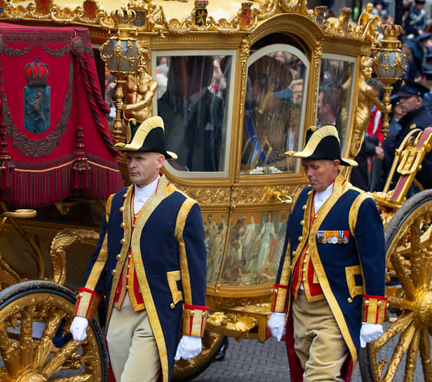 Король Нидерландов Виллем-Александр также признал проблему прошлого. Он отказался от церемониальной кареты, украшения которой теперь считаются неполиткорректным 