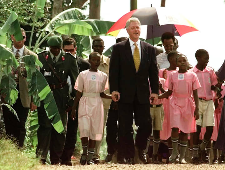Президент США Билл Клинтон во время резонансного турне по африканским странам, 1998 год
