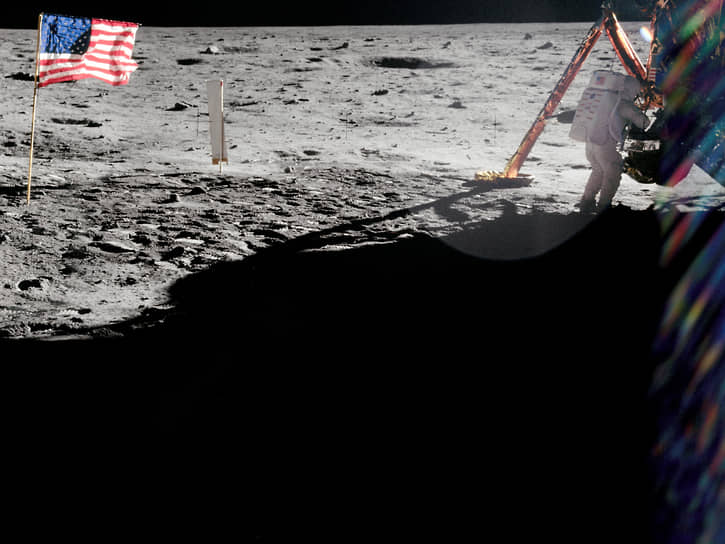 Командир миссии «Аполлон-11» Нил Армстронг работает возле лунного модуля «Орел»