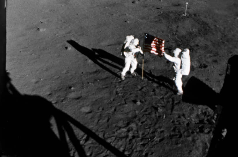 Установка флага США на поверхности Луны участниками миссии «Аполлон-11» Нилом Армстронгом (слева) и Баззом Олдриным