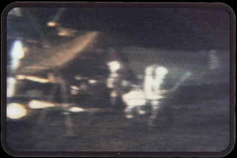 Командир миссии «Аполлон-14» Алан Шепард играет в гольф на поверхности Луны