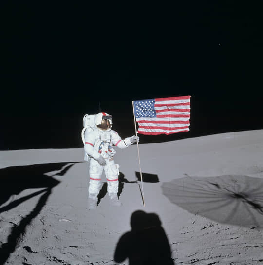 Астронавт Алан Шепард на поверхности Луны