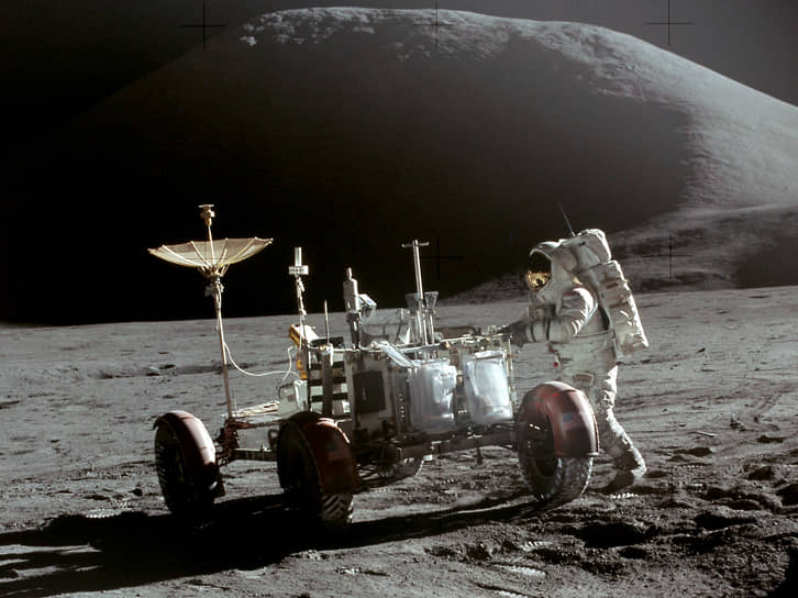 Астронавт Джеймс Ирвин у лунного вездехода на фоне горы Хэдли