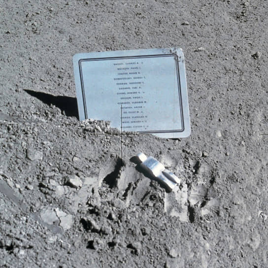 На месте высадки миссии «Аполлон-15» командир экипажа Дэвид Скотт установил табличку, увековечивающую имена восьми астронавтов США и шести космонавтов СССР, к тому времени погибших или умерших