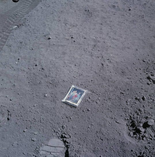 Участник миссии «Аполлон-16» Чарльз Дьюк оставил недалеко от лунного модуля фотографию своей семьи и памятную медаль в честь 25-летия образования ВВС США