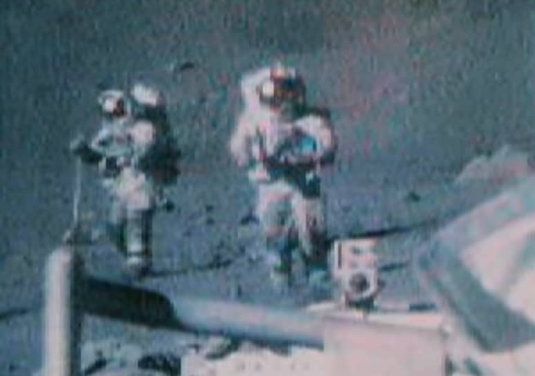 Участники миссии «Аполлон-17» Харрисон Шмитт и Юджин Сернан на поверхности Луны 