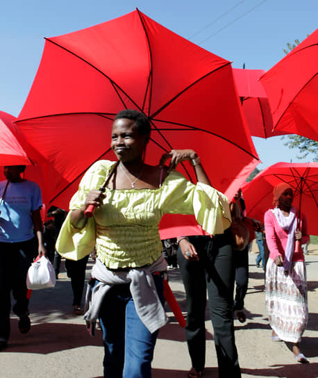 Шествие красных зонтов в Найроби (Кения), 2010 год