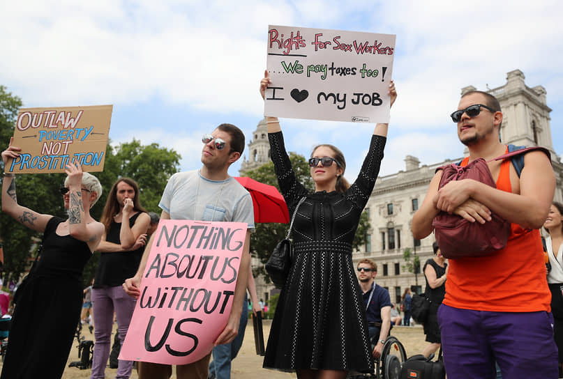 Демонстрация в защиту секс-работников возле Вестминстерского дворца в Лондоне, 2018 год