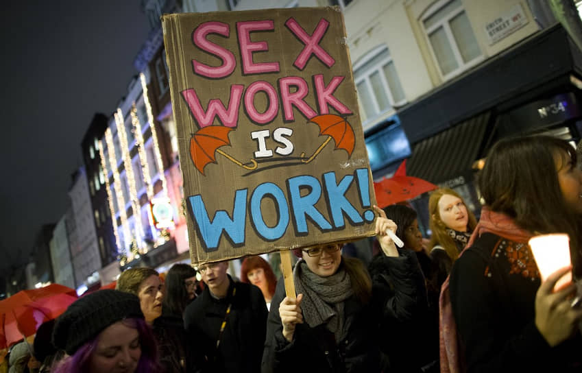 «Секс-работа — это работа» &lt;br> На фото: шествие в защиту секс-работниц в Лондоне, 2014 год