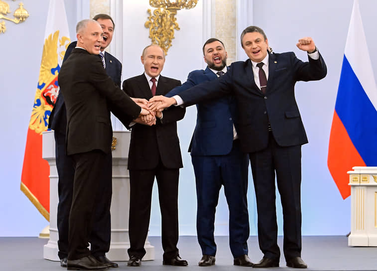 Президент России Владимир Путин (в центре) считает, что за последние 60 лет Запад так и не изменил своего неоколониального поведения, а Россия стала лидером антиколониального движения