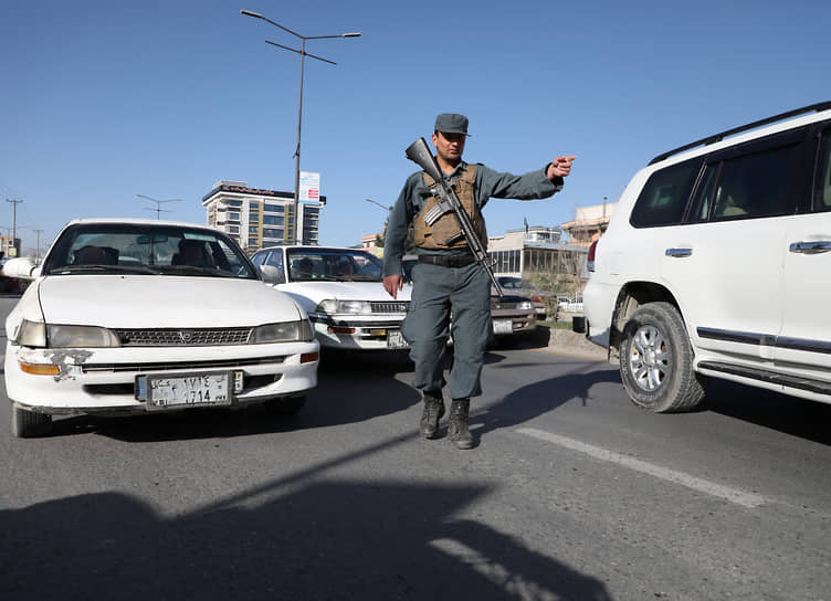 Афганский полицейский на КПП в Кабуле