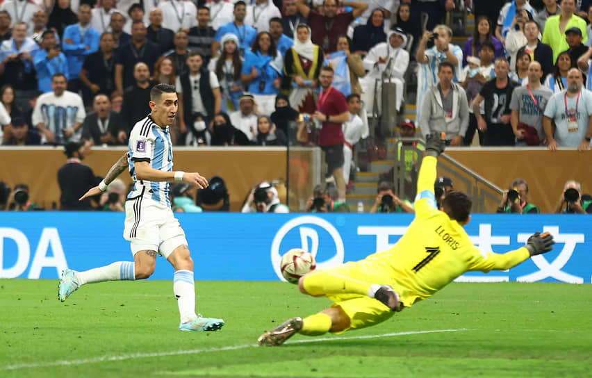 Полузащитник сборной Аргентины Анхель Ди Мария (слева) забивает второй гол в ворота Франции