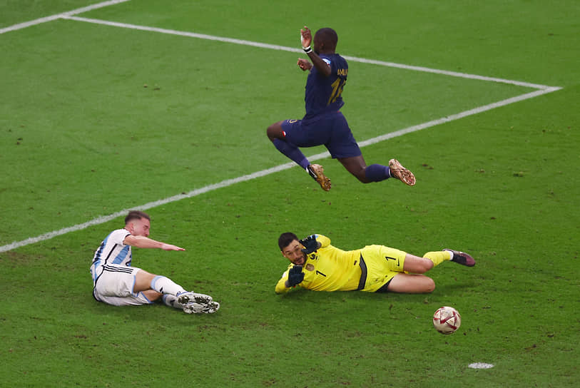 Полузащитник сборной Аргентины Алексис Макаллистер (слева) атакует ворота Франции