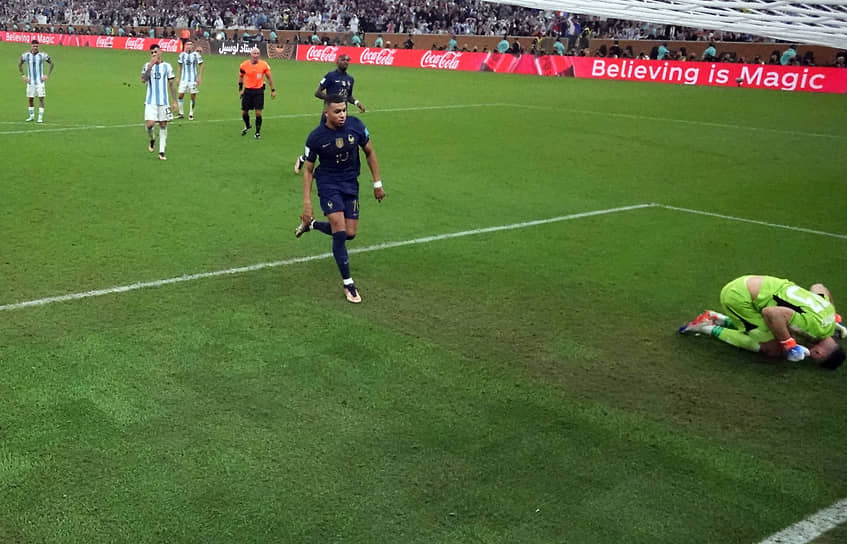 Нападающий сборной Франции Килиан Мбаппе (в центре) забивает гол с пенальти