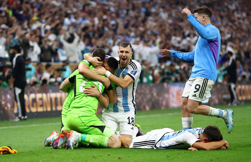 Сборная Аргентины празднует победу 
