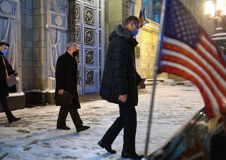 Посол США в России Джон Салливан (в центре) покидает здание МИД России