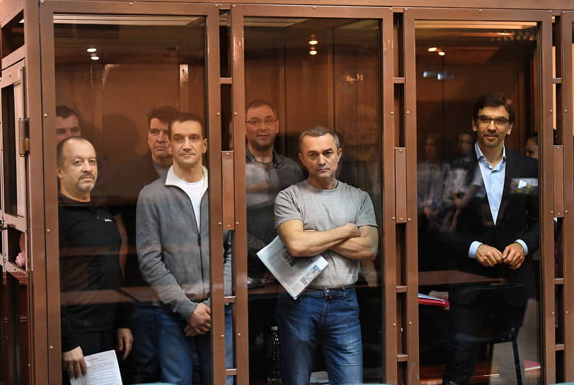 Бывший министр России по делам «Открытого правительства»  Михаил Абызов (справа), обвиняемый в мошенничестве и создании преступного сообщества, на заседании Мосгорсуда
