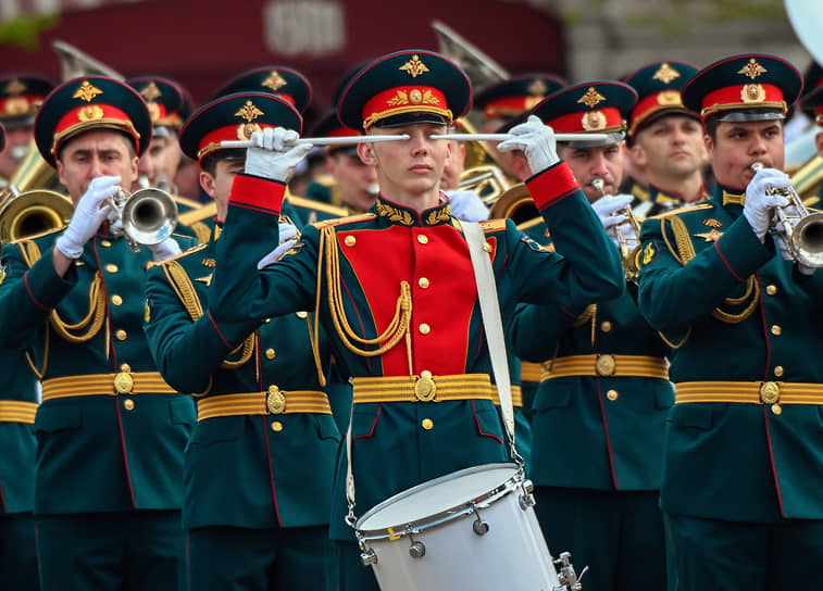 Музыканты военного оркестра на параде Победы на Красной площади