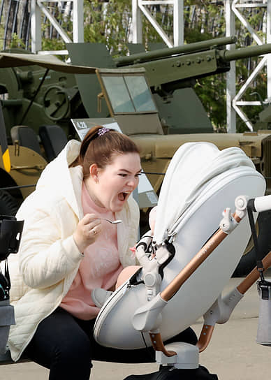 Женщина кормит ребенка на церемонии открытия филиала музея Победы «Главные оружейные реликвии армии»