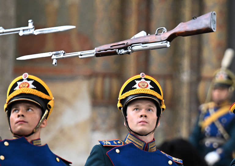 Военнослужащие на церемонии развода пеших и конных караулов президентского полка в Кремле