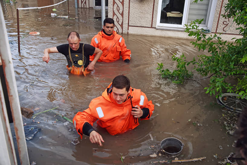 Спасательные работы после сильных дождей в Симферополе