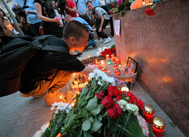 Акция в память о погибшей журналистке Дарье Дугиной у скульптуры «Весть» в Москве