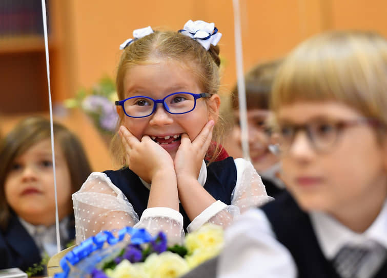 Ученики на праздновании Дня знаний в московской школе 