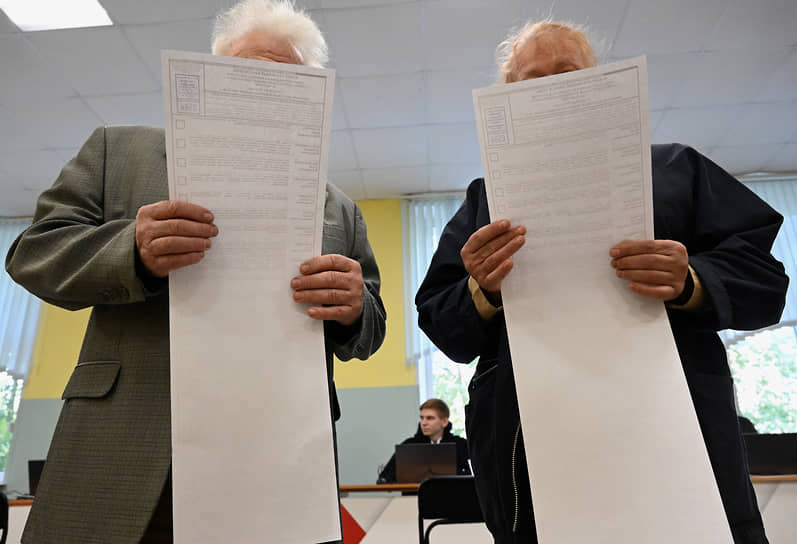 Избиратели во время голосования на муниципальных выборах в Москве