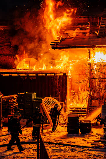 Пожар в складском здании в районе Комсомольской площади Москвы 