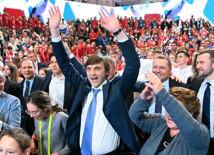 Министр просвещения России Сергей Кравцов (в центре) во время съезда