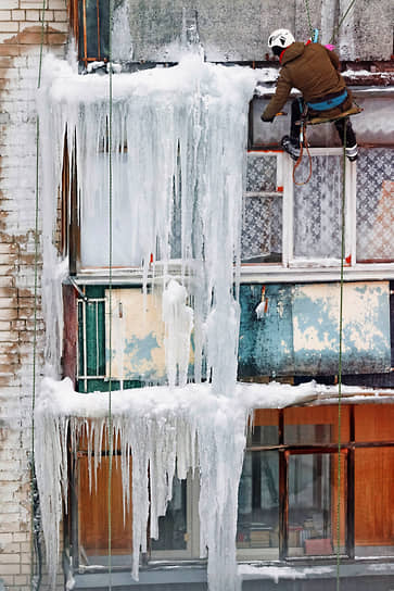 Уборка снега и льда с балконов жилого дома в Нижнем Новгороде