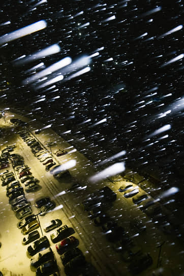 Автомобильная парковка во время метели в Новосибирске