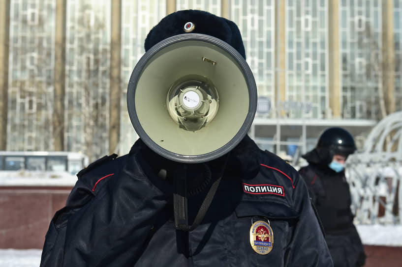 Сотрудник полиции на несогласованной акции в Новосибирске против специальной военной операции на Украине