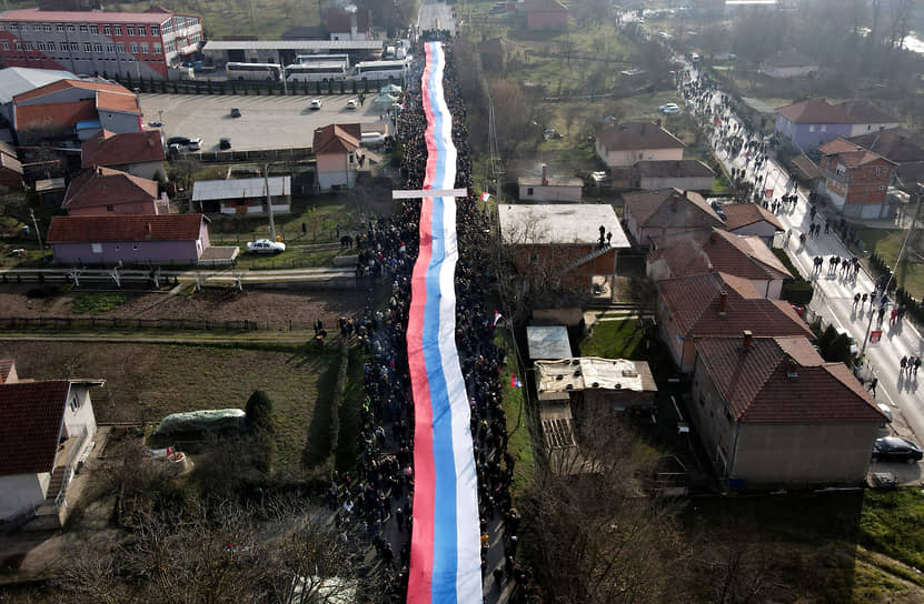 Косовска-Митровица, Косово. Местные жители несут 250-метровый флаг Сербии, растянутый в ходе митинга против притеснения сербского населения в Косово и действий властей частично признанного государства