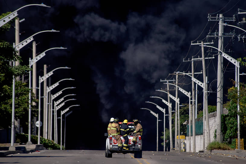 Барранкилья, Колумбия. Пожарные едут к горящему нефтяному резервуару компании Bravo Petroleum