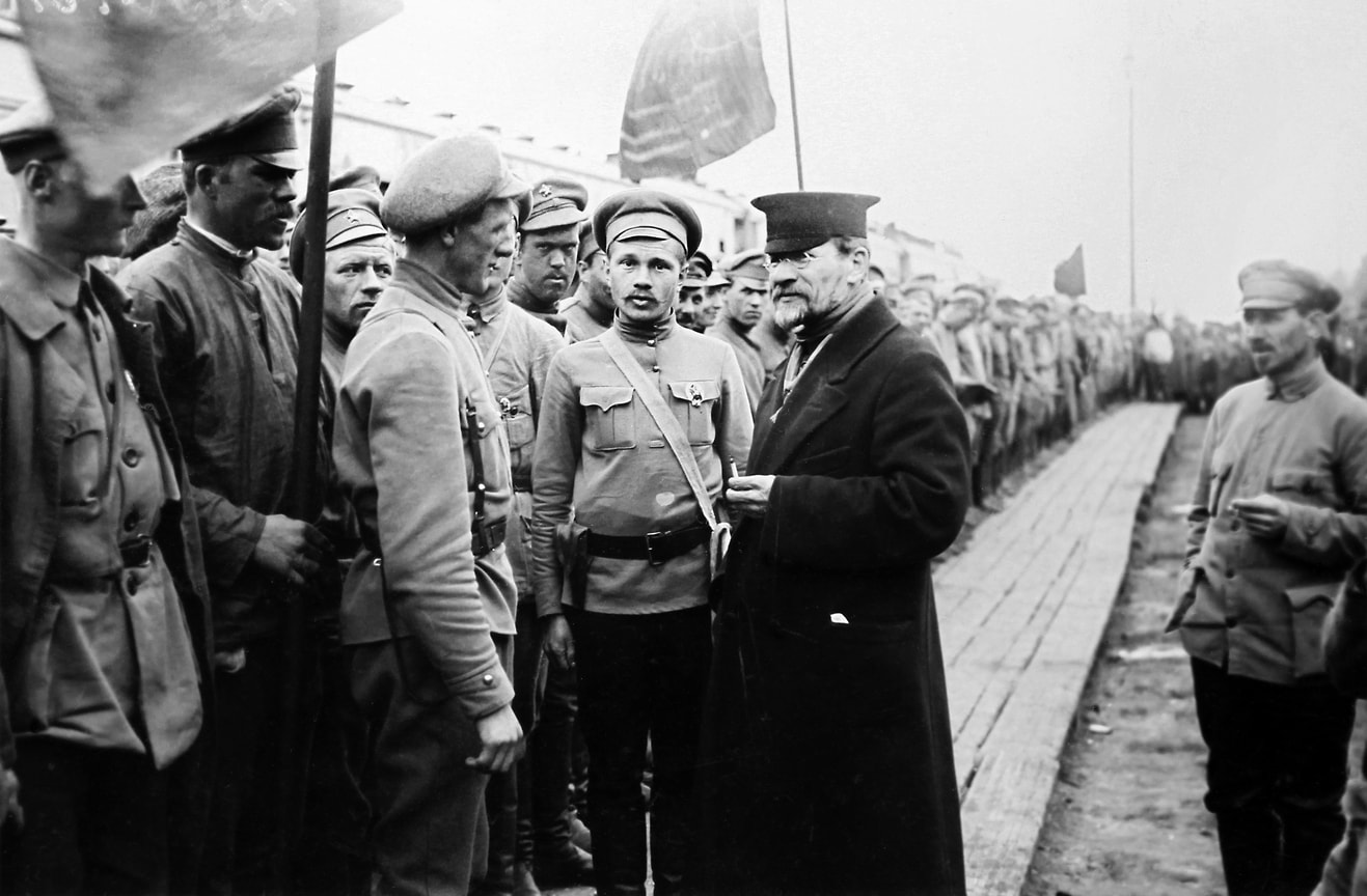 На фото — М. И. Калинин в почти форменном пальто беседует с красноармейцами и красными командирами. 1920-е годы
