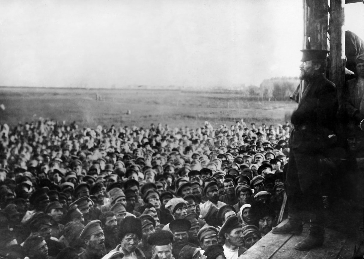 На фото — М. И. Калинин, одетый как крестьянин, выступает перед красноармейцами во время поездки на фронт, 1921 год