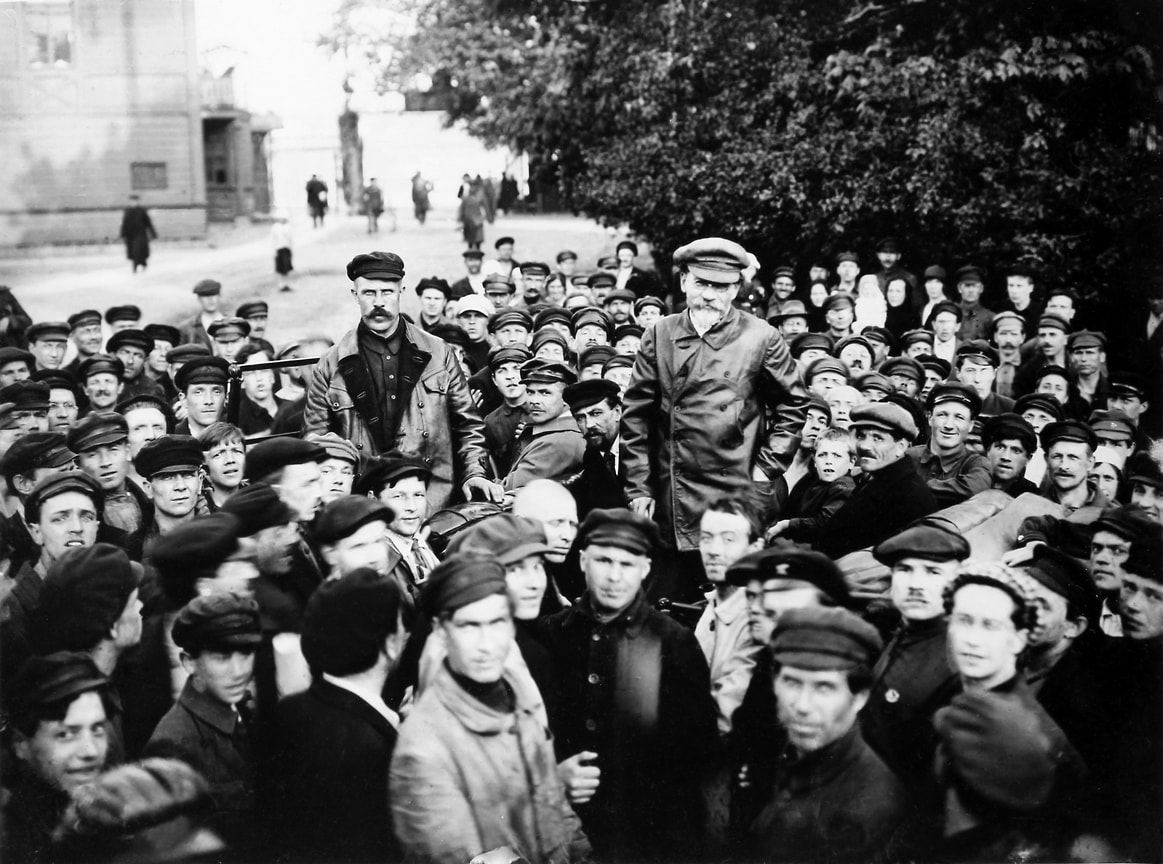 На фото — М. И. Калинин в кожанке среди рабочих завода «Красный выборжец». Ленинград, 1924 год