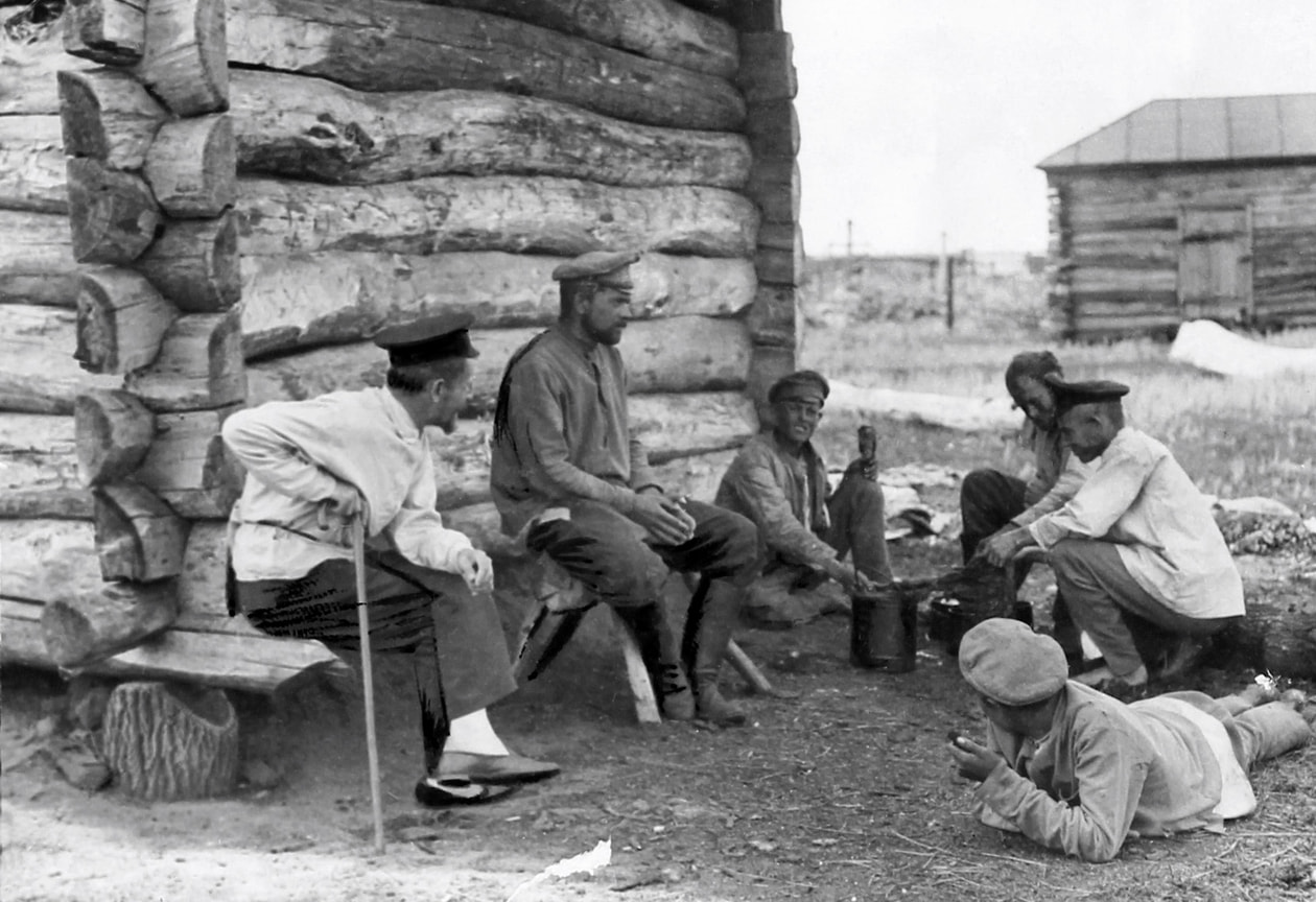 На фото — М. И. Калинин (слева) в крестьянской одежде, но в туфлях и белых носках. Поволжье, 1920 год