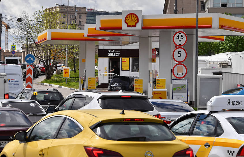 В мае Shell продала свой розничный бизнес в России. Он насчитывал 411 АЗС по всей стране и завод смазочных материалов