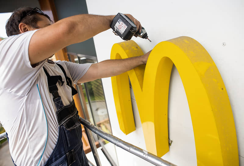 McDonald&#39;s покинул рынок после 32 лет работы в России. Эксперты оценивали его потери в $1,4 млрд