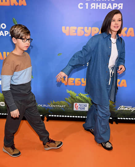 Актриса Екатерина Шпица с сыном Германом Адаевым на премьере фильма «Чебурашка» в кинотеатре «Каро 11 октябрь»