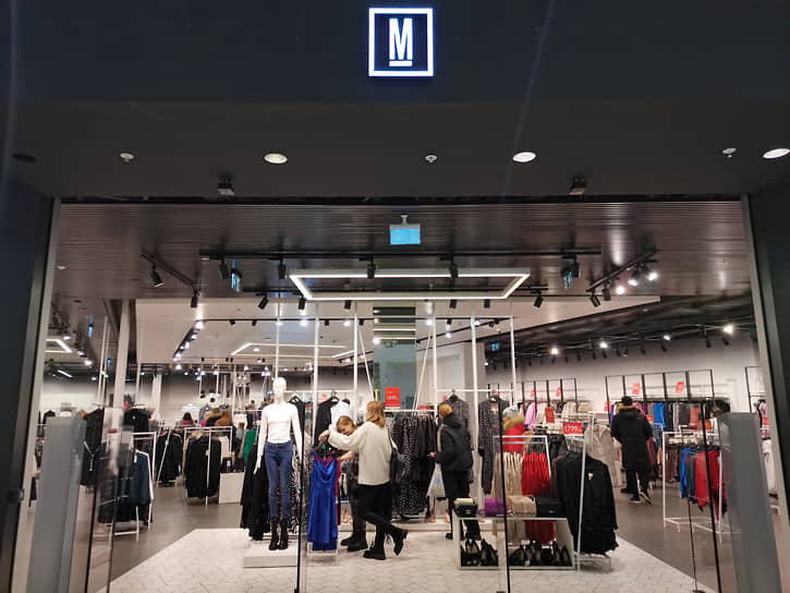 В конце мая магазины LPP Group начали открываться под названиями, отдаленно напоминающими прежние марки &lt;br>
На фото: магазин одежды M на месте торговой точки Mohito