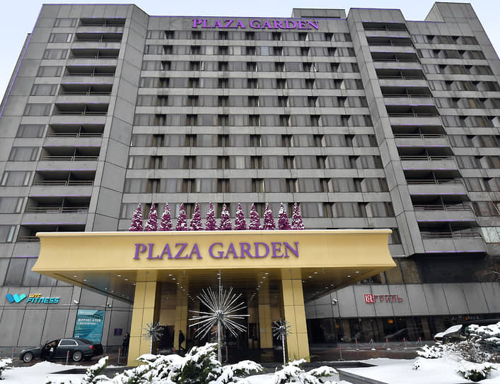 В Москве также переименован пятизвездочный отель Crowne Plaza в Центре международной торговли. С июля он называется Plaza Garden. Правда, за пределами Москвы некоторые отели не снимают вывески крупных гостиничных сетей