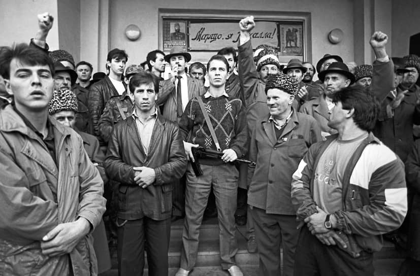 Генерал Джохар Дудаев (в центре) с избирателями, проголосовавшими за него на президентских выборах. 1993 год