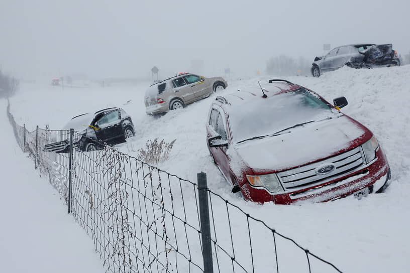 Из-за бури заблокированы дороги, резко увеличилось число ДТП. Несколько человек были найдены мертвыми в своих автомобилях, некоторые скончались от проблем с сердцем, когда убирали снег