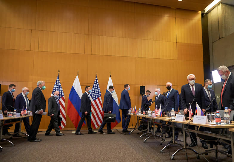 Замглавы МИД России Сергей Рябков (третий справа) с делегацией для переговоров по вопросам безопасности в США, 10 января 2022 года 