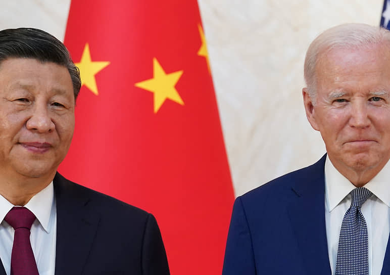 Президент США Джо Байден (справа) и председатель КНР Си Цзиньпин  на саммите G20 на Бали, 14 ноября 2022 года 