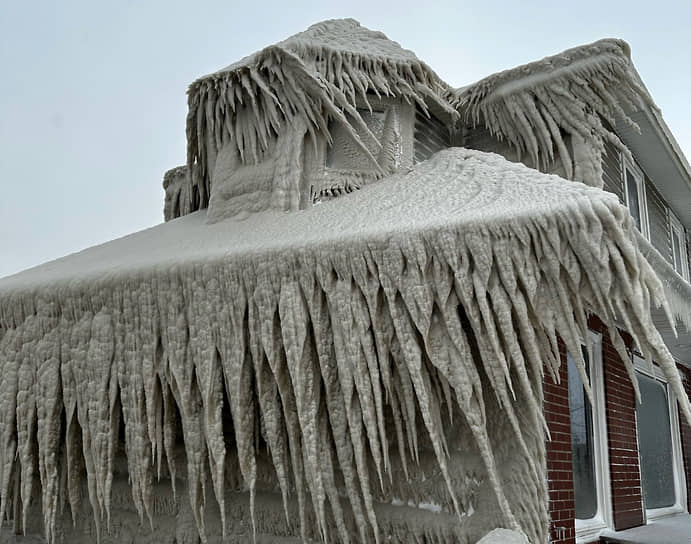 Шторм превратил дома на берегу озера Эри в ледяные глыбы
